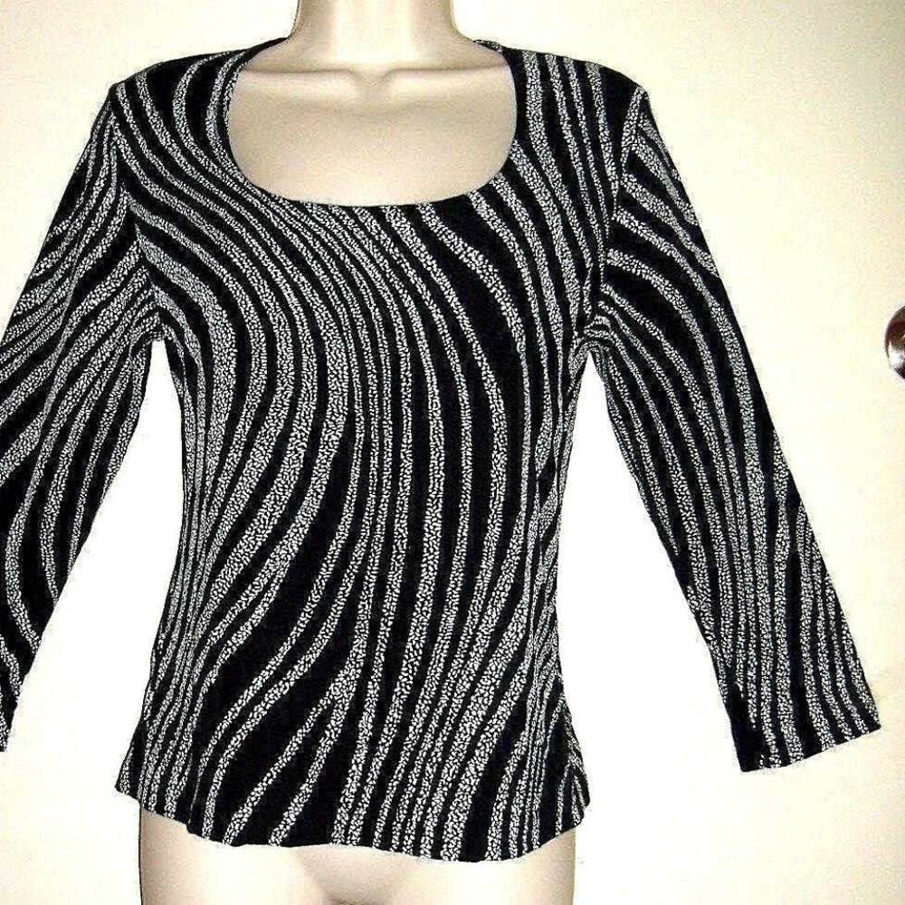 Beautiful Black White Wavy Lines Top Shirt - Picture 2 of 2
